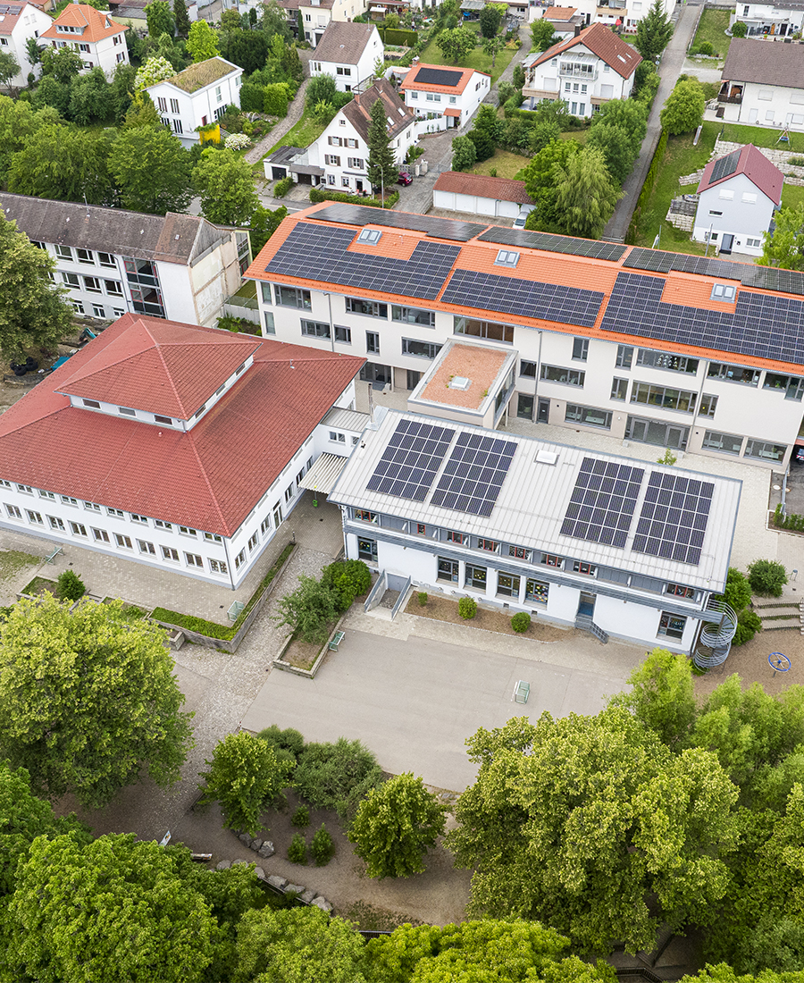 Die drei Schulgebäude der Grundschule Aulendorf von oben