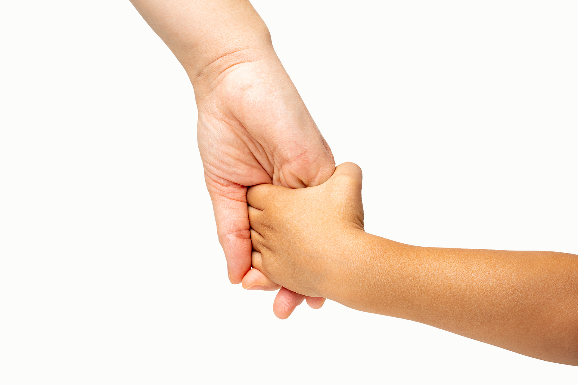 Ein Erwachsener hält die Hand eines Kindes Ein Erwachsener hält die Hand eines Kindes
